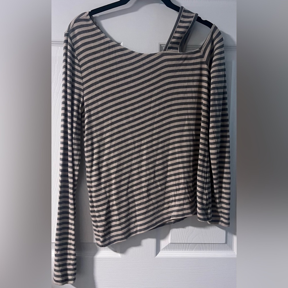 Women's CAbi Dare Cold Shoulder Gray/Cream Long Sleeved Top